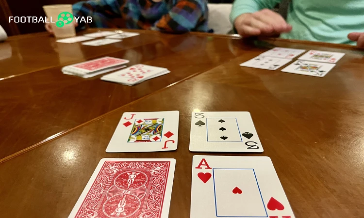 گذاشتن 4 کارت وسط میز در بازی چهاربرگ چهارنفره